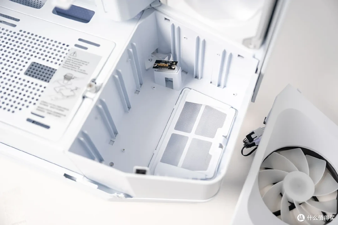 超炫白色海景房,技嘉X870E冰雕+9800X3D+骨伽星舰FV270装机