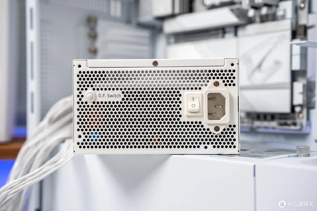 超炫白色海景房,技嘉X870E冰雕+9800X3D+骨伽星舰FV270装机