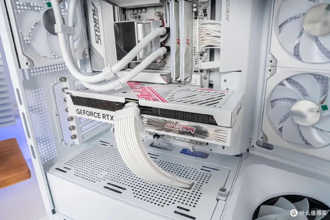 超炫白色海景房,技嘉X870E冰雕+9800X3D+骨伽星舰FV270装机