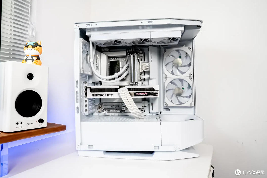 超炫白色海景房,技嘉X870E冰雕+9800X3D+骨伽星舰FV270装机