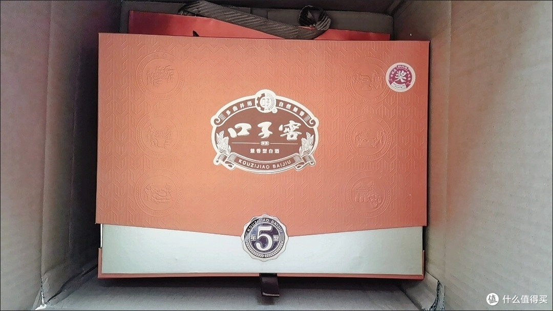 过年送礼买白酒,就选口子窖5年型兼香型白酒礼盒。