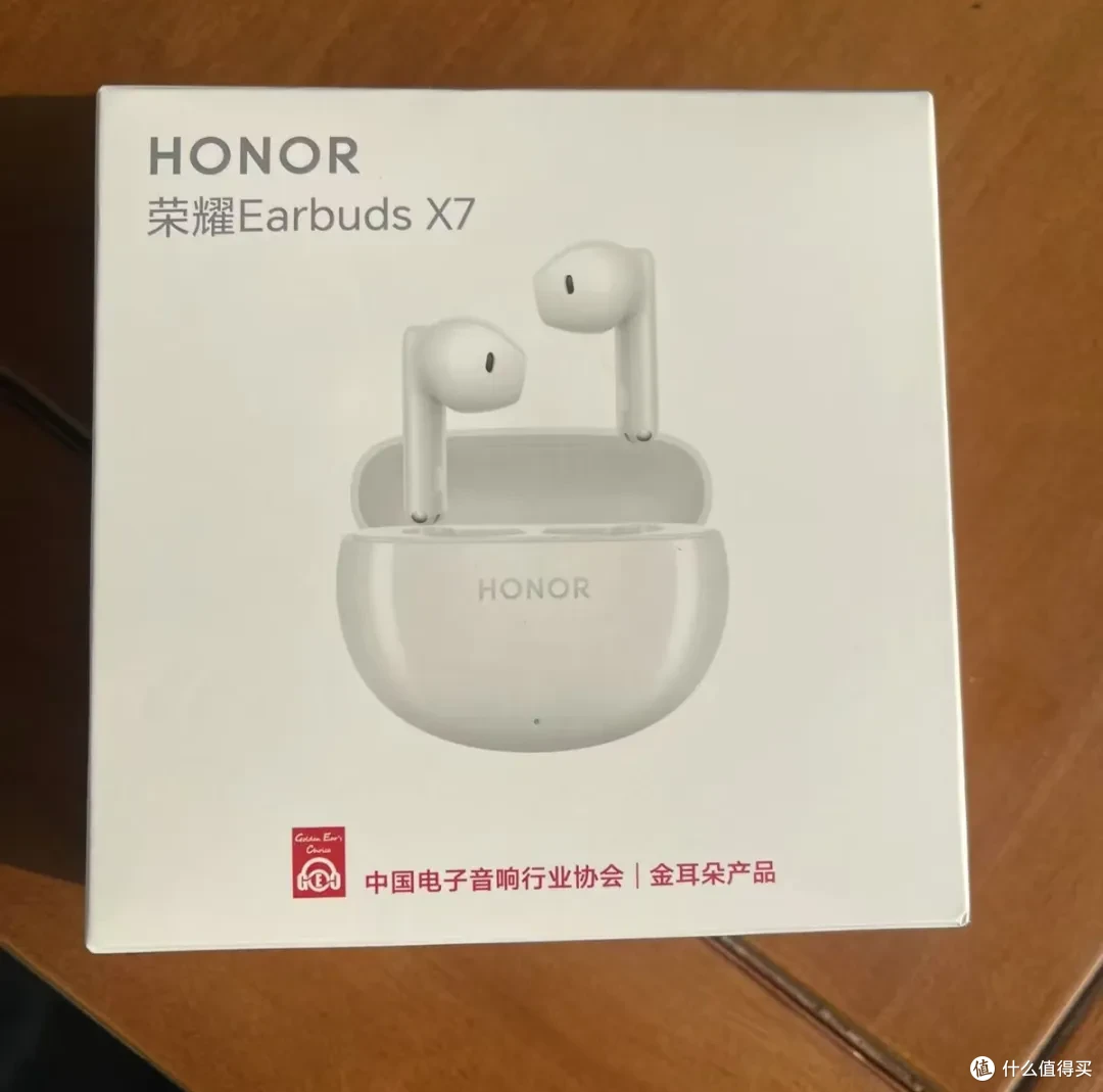 120元的荣耀新年礼盒，内含mini蓝牙音箱与无线耳机