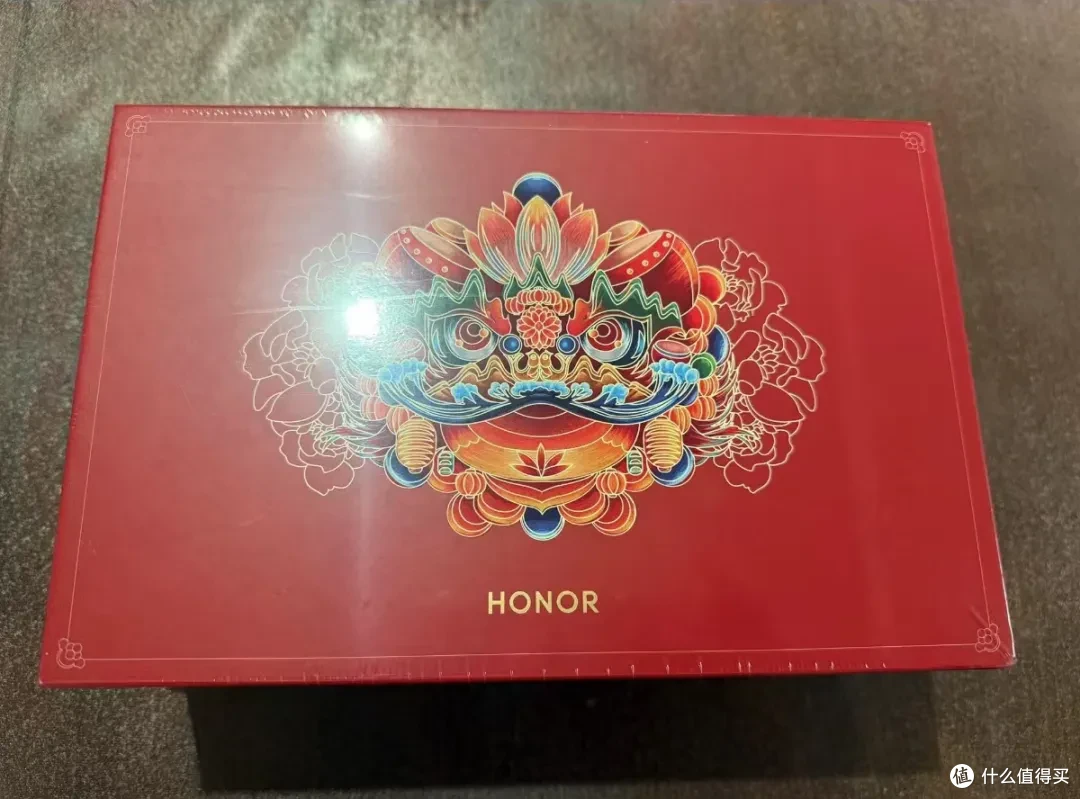 120元的荣耀新年礼盒，内含mini蓝牙音箱与无线耳机