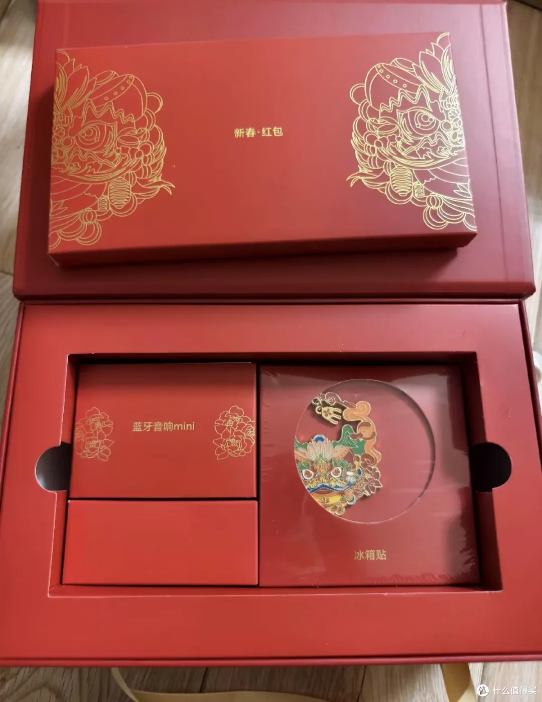 120元的荣耀新年礼盒，内含mini蓝牙音箱与无线耳机