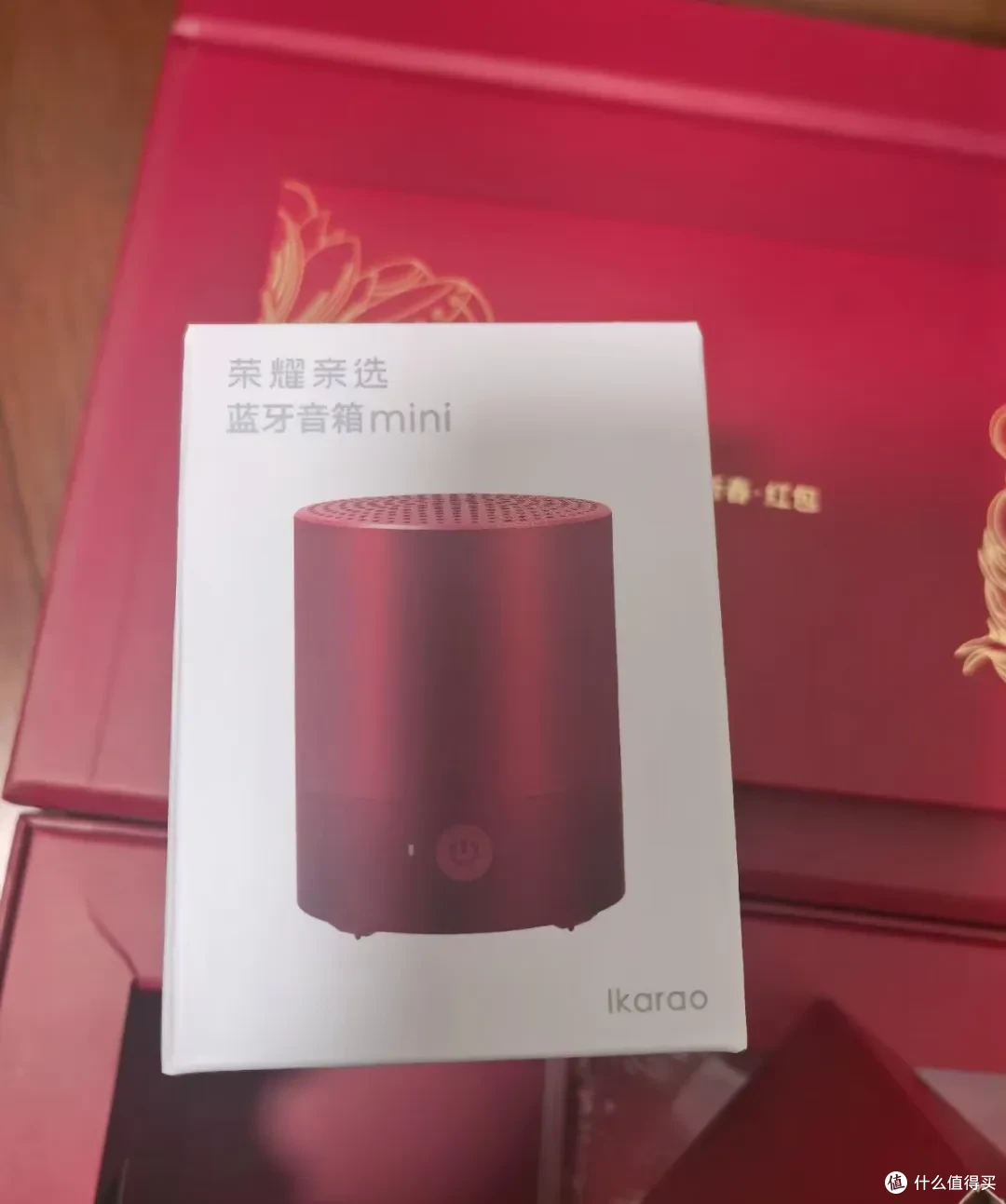 120元的荣耀新年礼盒，内含mini蓝牙音箱与无线耳机