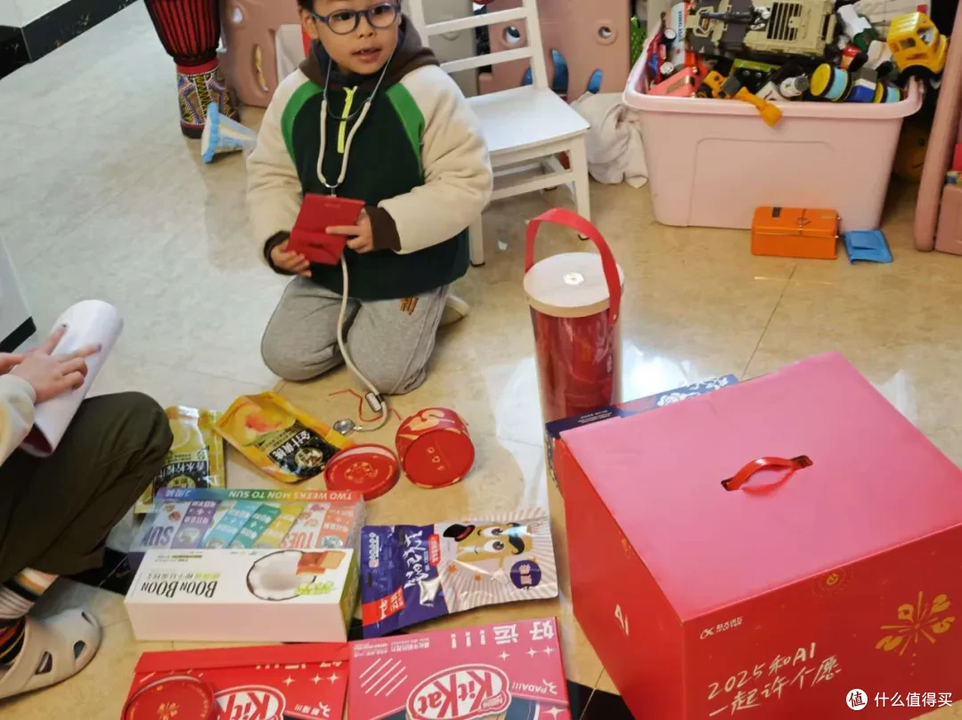 120元的荣耀新年礼盒，内含mini蓝牙音箱与无线耳机