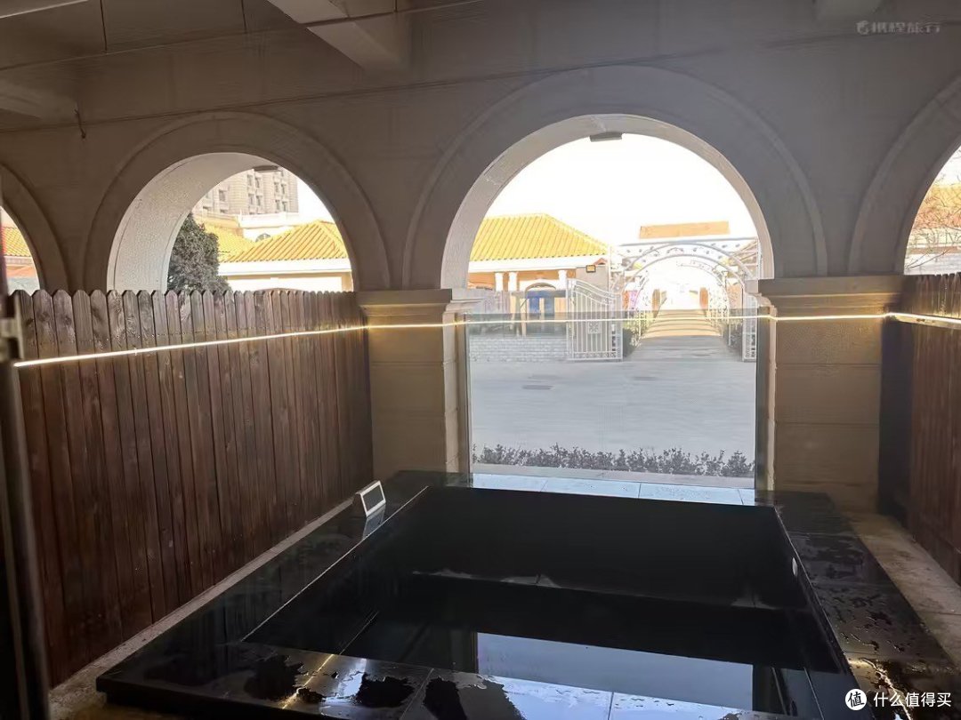 半露天，泡之前微信告诉管家，他们会遥控帮忙放水，水深差不多了再告诉管家停水。水温40度左右，1月初刚出去体感会很冷，进水就暖和了。