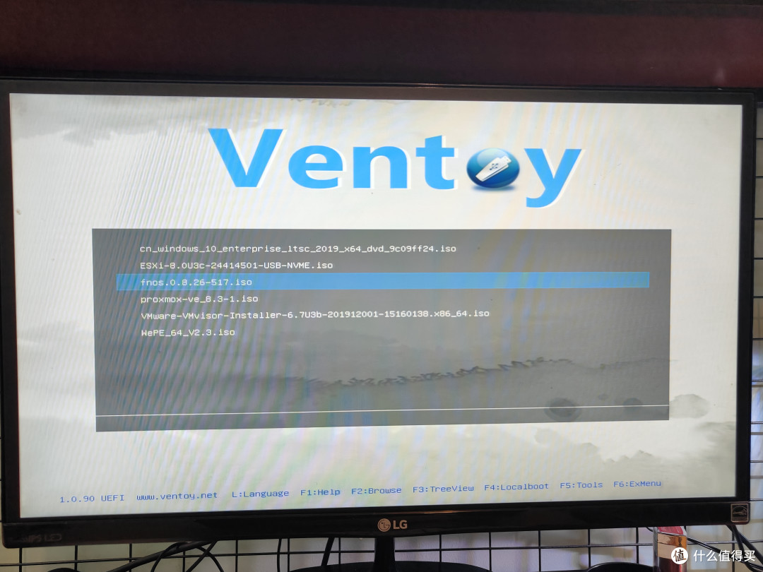 这里我通过Ventoy 安装飞牛，直接将飞牛的iso文件放到Ventoy文件夹就行。开机u盘启动后直接选择fnos