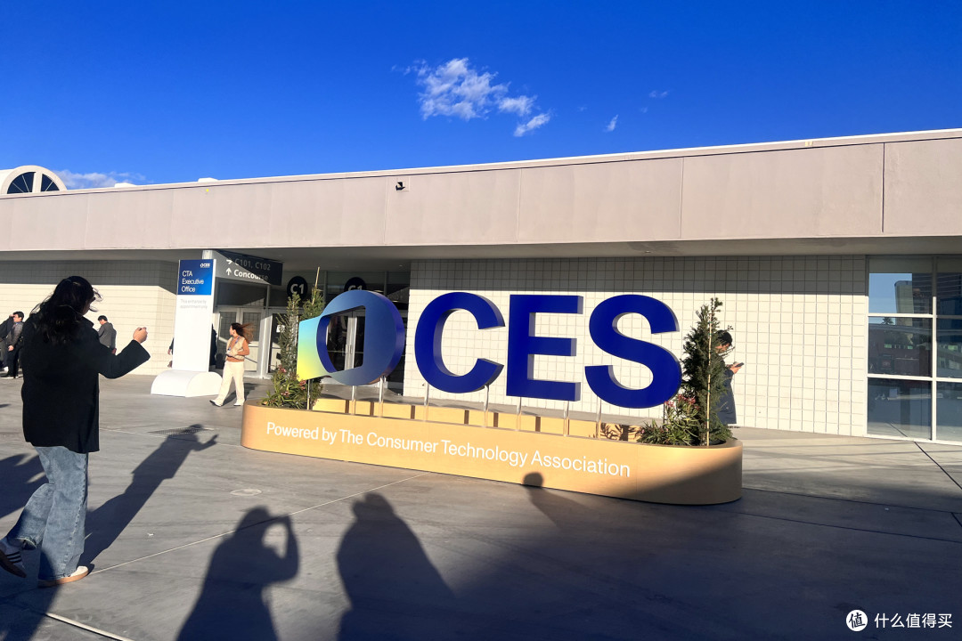光峰科技参展CES ,首款分体式光纤光机亮相,网友直呼投影黑科技
