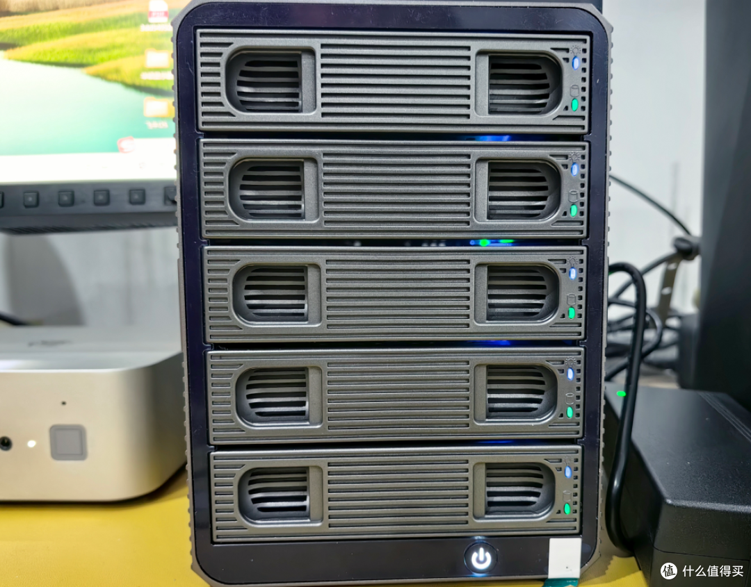 【10Gbps/5盘位】专为fnOS而设计,飞牛FD5 硬盘柜体验报告