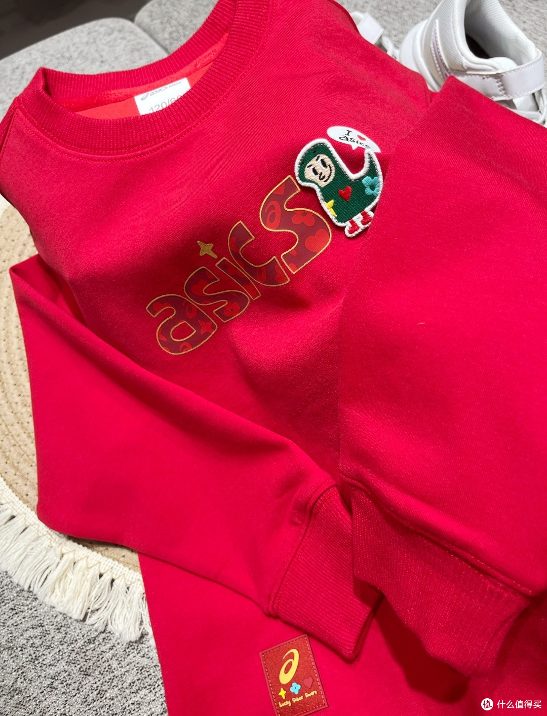 🎉 Asics新年红卫衣:青少年时尚之选