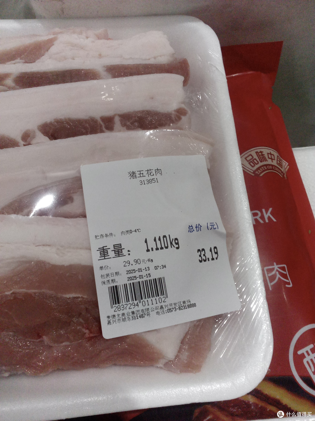 麦德龙今天五花的牌价是56.8/kg，我在拿的时候第一盒60多块，看到旁边还有一盒只要30多块，差不多的量（所以我一直强调你要对商品原料价格相当熟悉和敏感）我就知道有玄机了，果然这盒的单价是29.9，算下来是15一斤