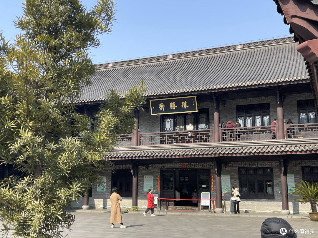 这里需要特别说明，这个是寺庙的素菜馆，可以免费给游客提供餐食，就餐的空间很大，关键是你能吃得到免费的，我在杭州和普陀山好几个寺庙都吃不到。