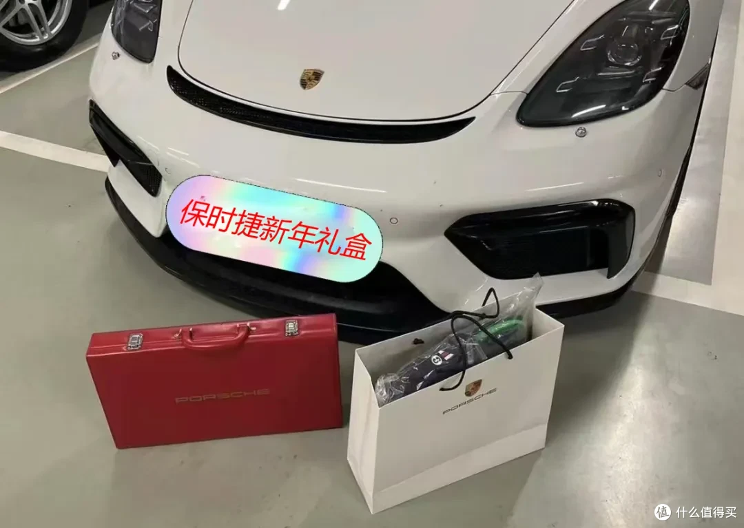 汽车大厂送的新年“国粹”礼盒，重量几十斤，还带手提箱