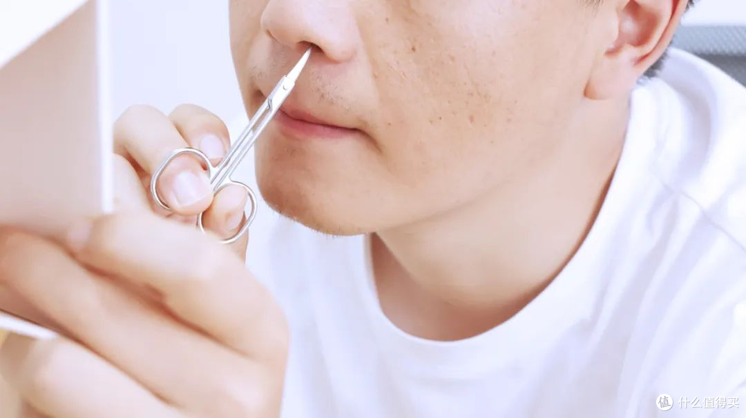 鼻毛太长,你会拔掉还是剪掉?医生说做错的人很多!