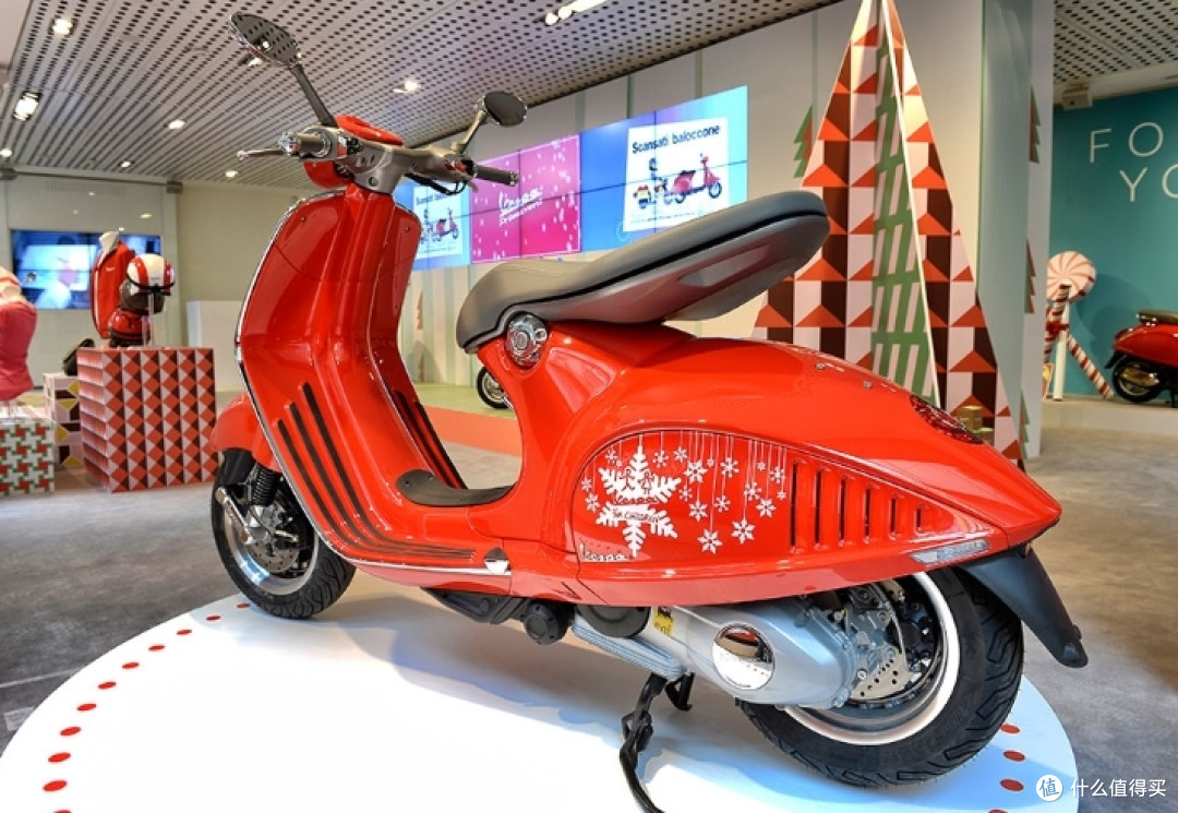 2014年款的Vespa 946圣诞版踏板摩托车