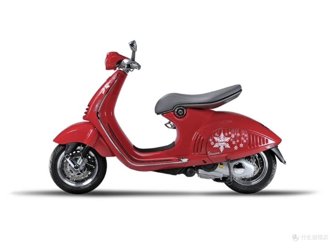 2014年款的Vespa 946圣诞版踏板摩托车