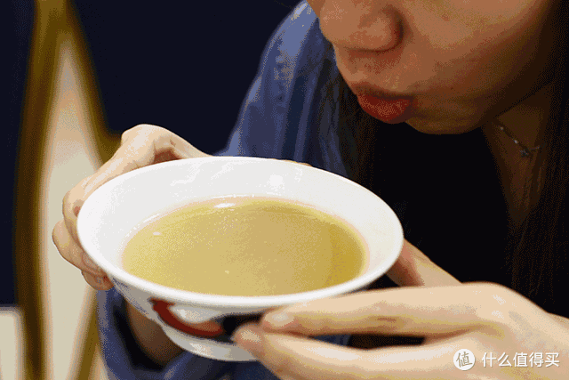 冬日暖心双汤:莲藕花生棒骨汤与胡椒猪肚汤的美味盛宴