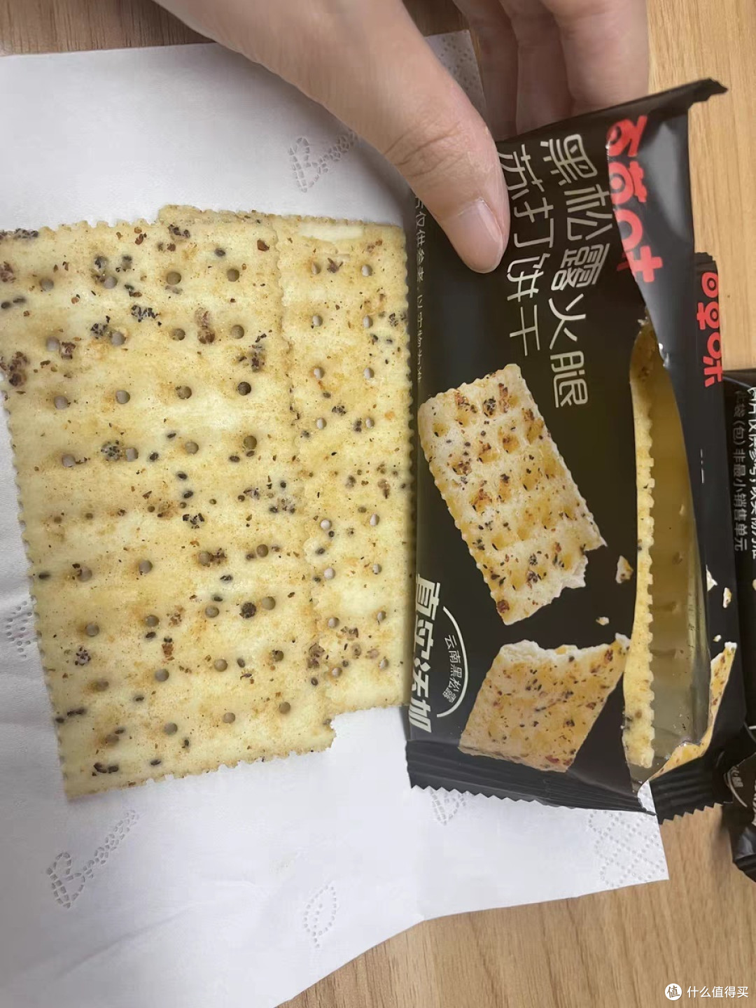 新年囤货必看!百草味黑松露火腿苏打饼干,一口酥脆迎新春