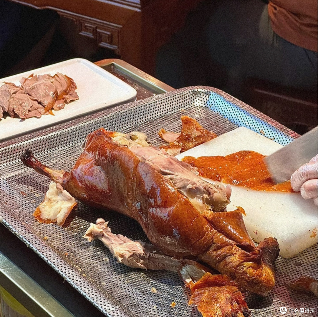 春节必备美食大搜罗,分享你的家乡特色年货。如:北京烤鸭。
