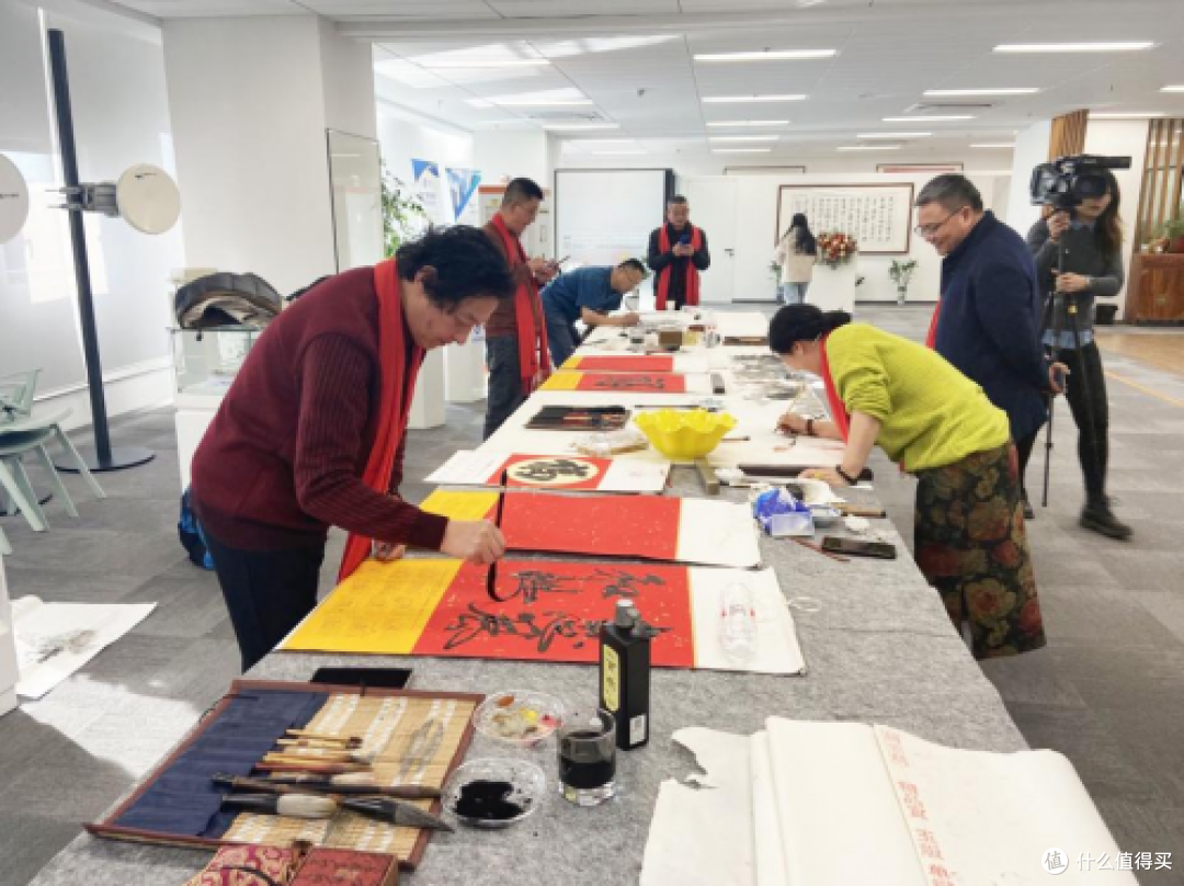 “书情画意 迎春纳福 ”新文艺工委会合作机构揭牌仪式在苏州华联