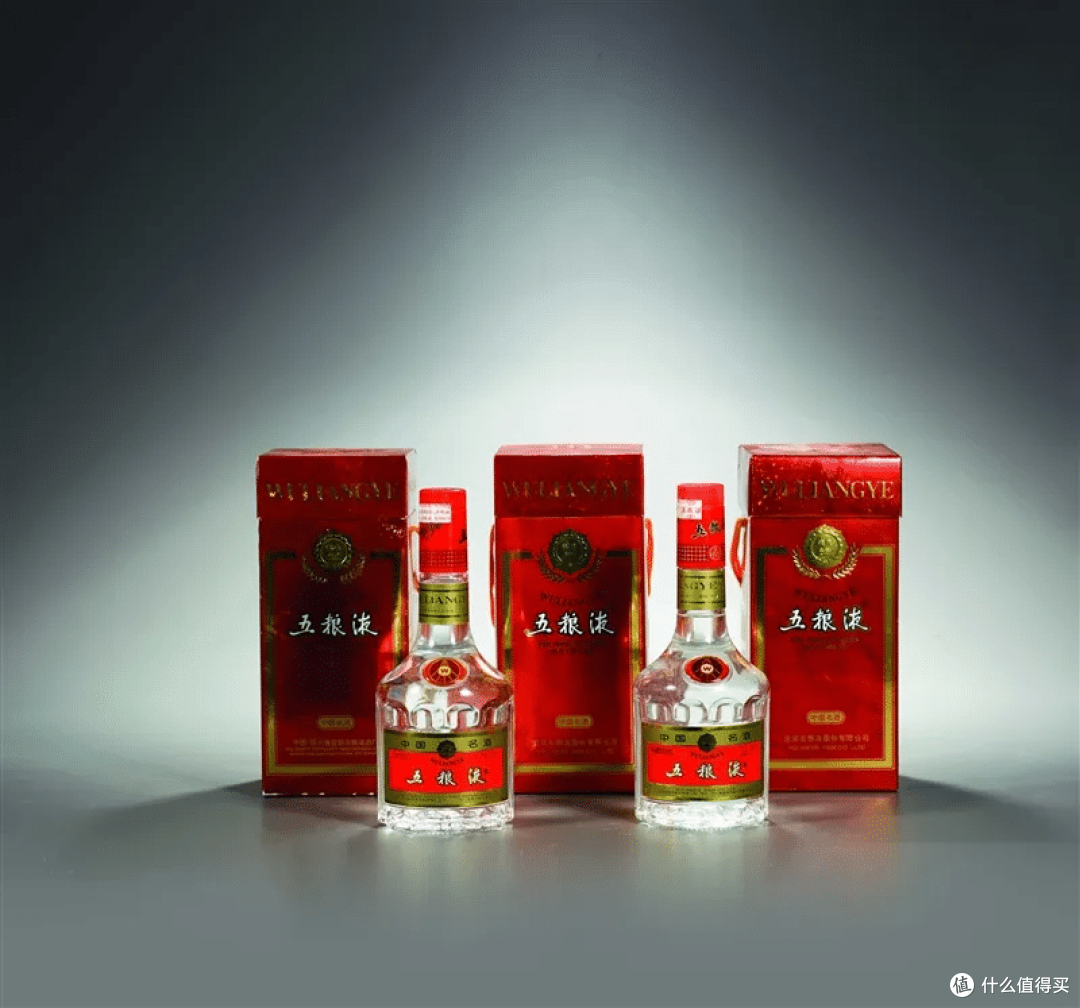 五粮液香飘四溢，春节送礼佳选，品味尊贵，共庆团圆时刻