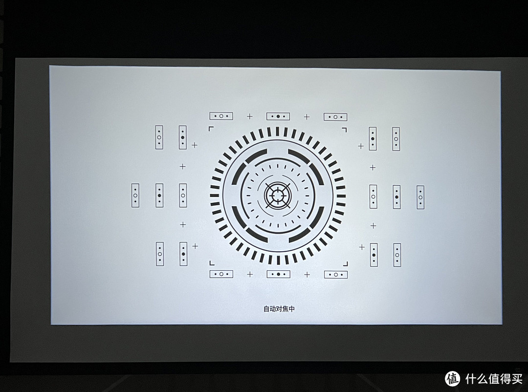 打造私人影院极致享受，哈趣Q1投影机携手100寸幕布开启视觉盛宴