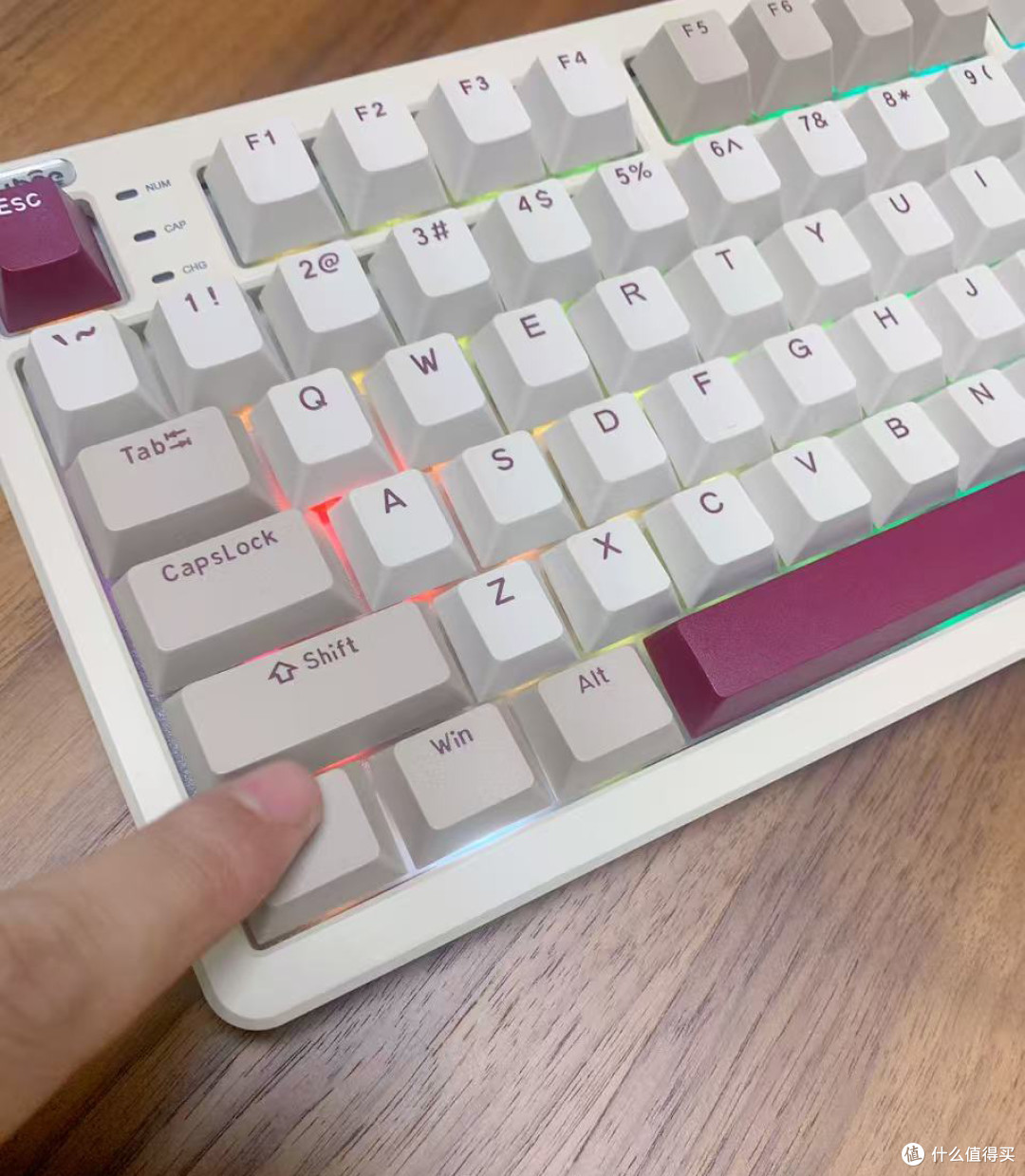 ilovbee B98 蜂焰 RGB 剑兰轴机械键盘|复古永不过时,艳压全场