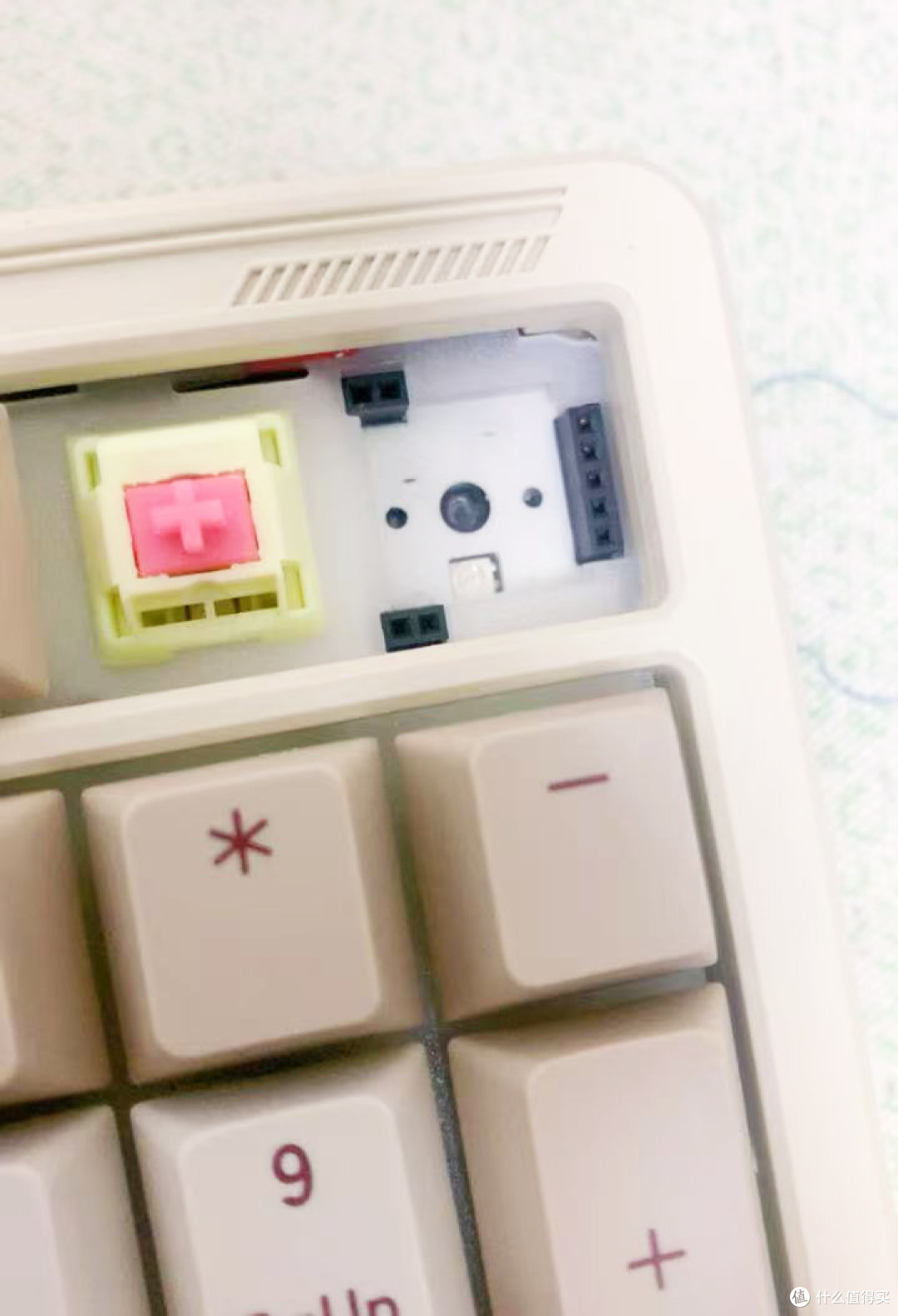 ilovbee B98 蜂焰 RGB 剑兰轴机械键盘|复古永不过时,艳压全场