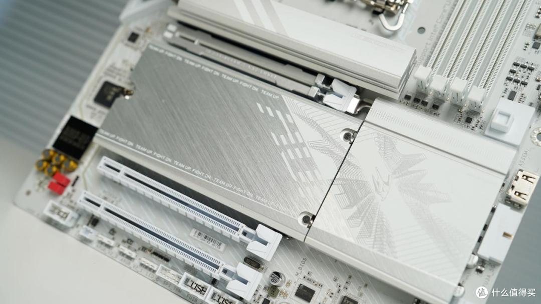 技嘉Z890冰雕主板+RTX 5090D显卡，测DLSS4性能：大力水手很猛