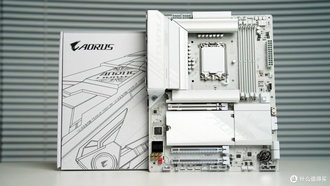 技嘉Z890冰雕主板+RTX 5090D显卡，测DLSS4性能：大力水手很猛