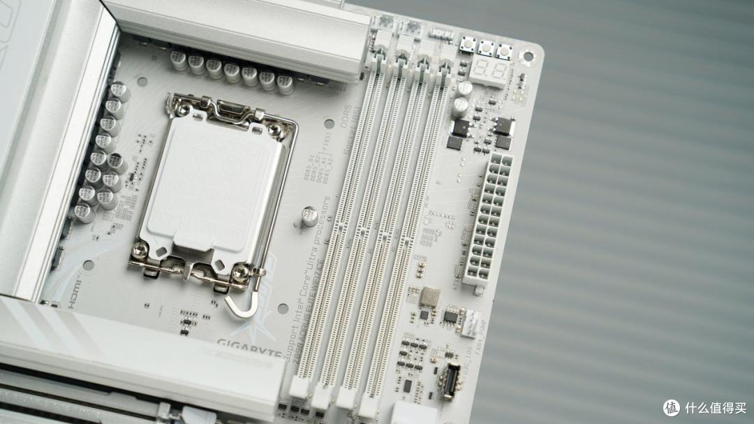 技嘉Z890冰雕主板+RTX 5090D显卡，测DLSS4性能：大力水手很猛