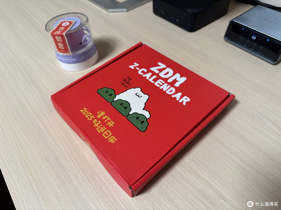 收到本站新周边,年历和小音箱都很特别!