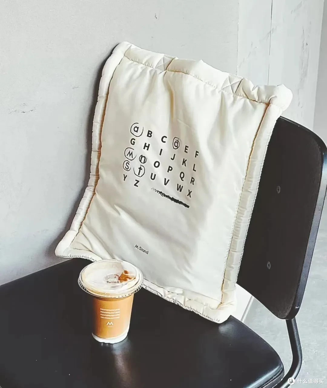 周边比奶茶还好卖!茶咖品牌“超进化”成小卖铺?