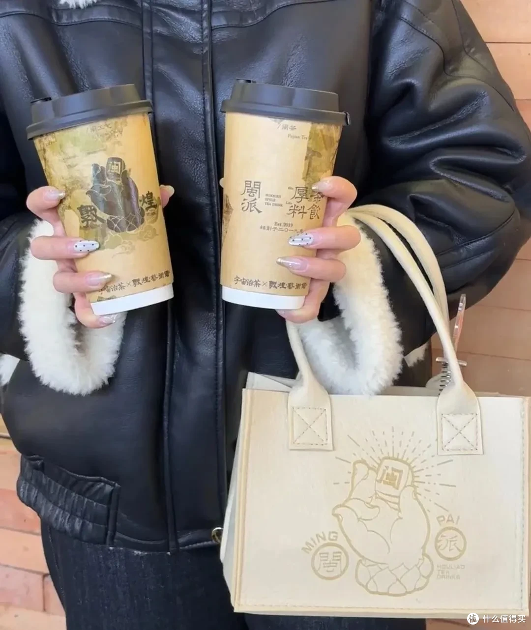 周边比奶茶还好卖!茶咖品牌“超进化”成小卖铺?