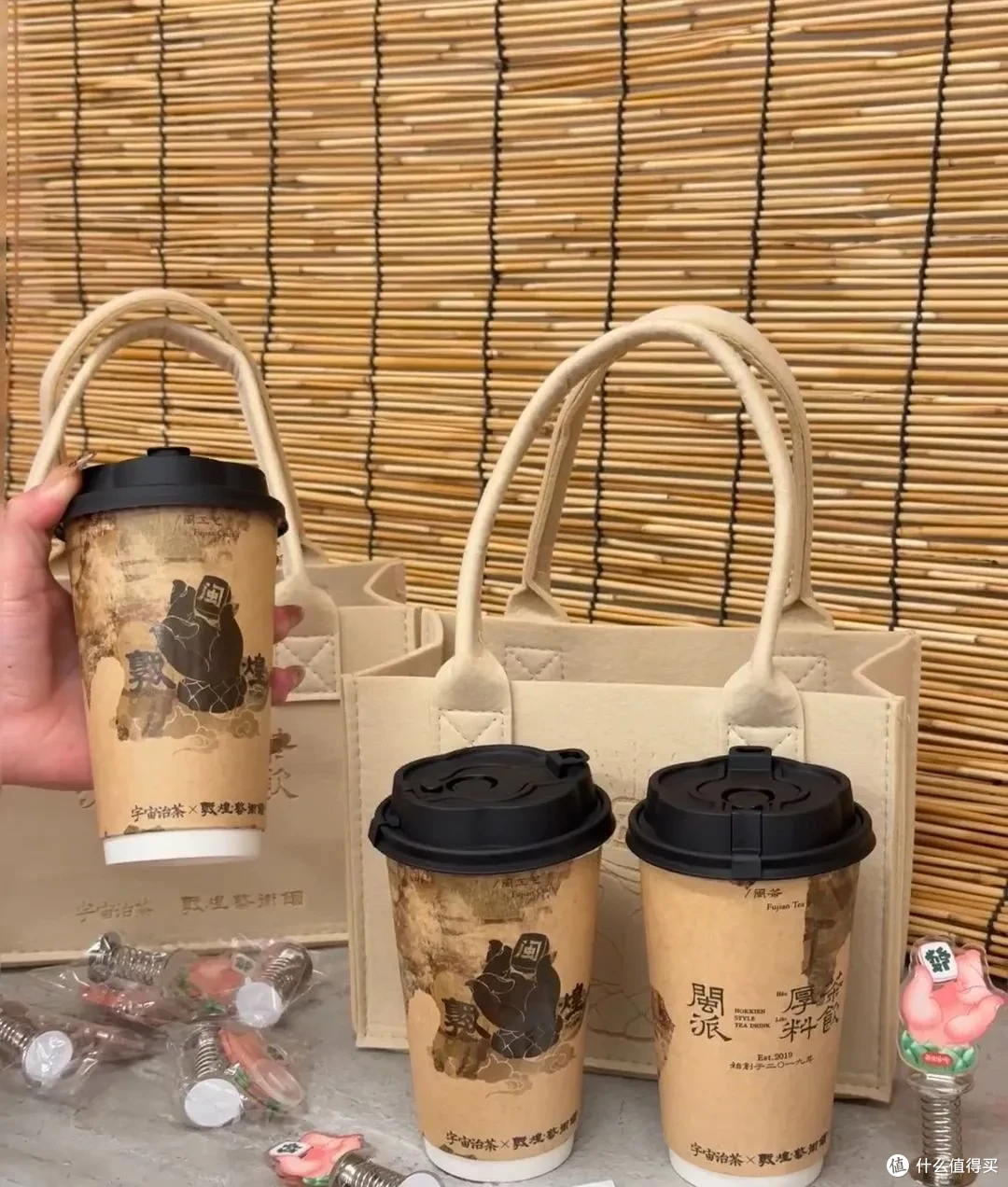周边比奶茶还好卖!茶咖品牌“超进化”成小卖铺?