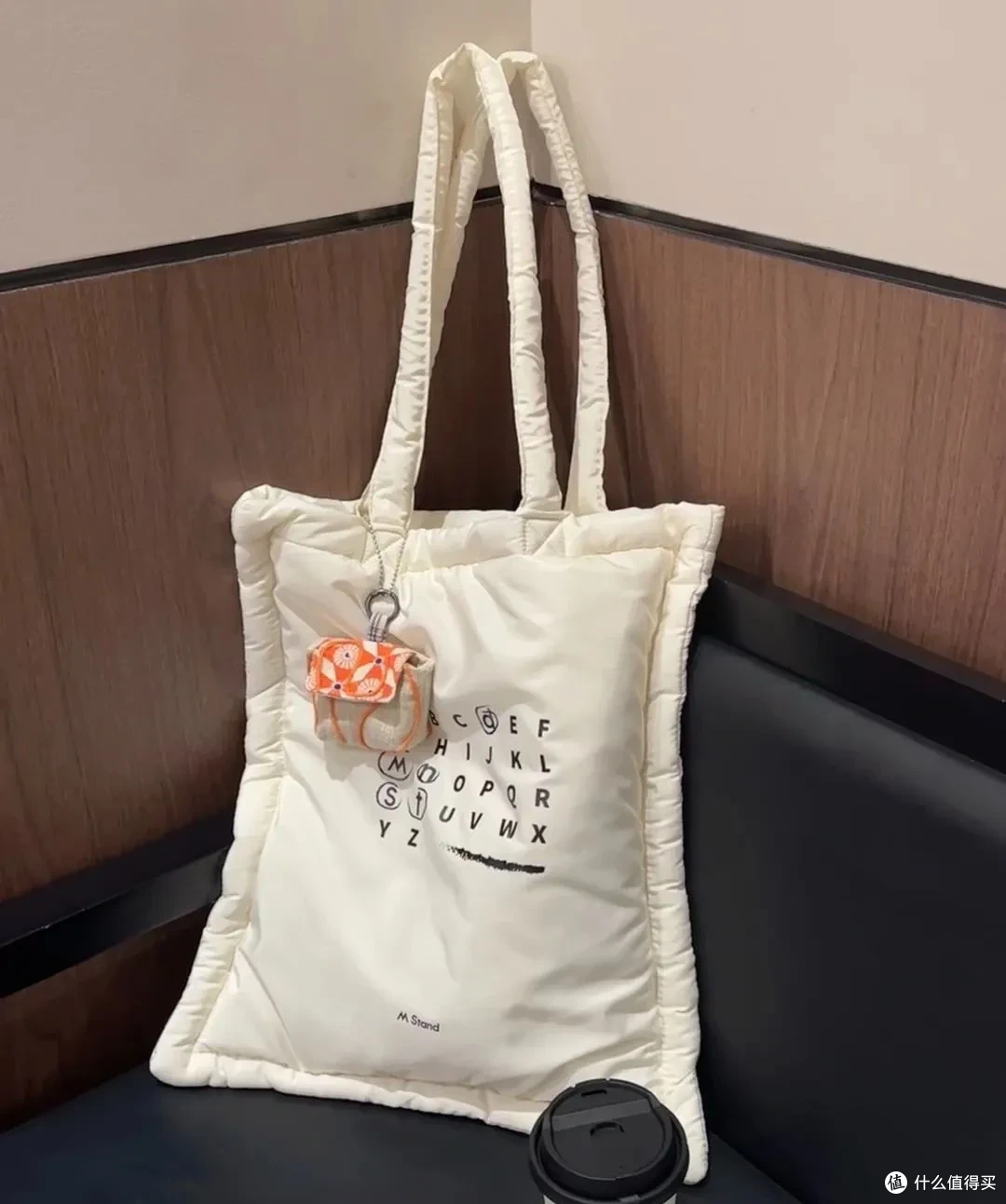 周边比奶茶还好卖!茶咖品牌“超进化”成小卖铺?