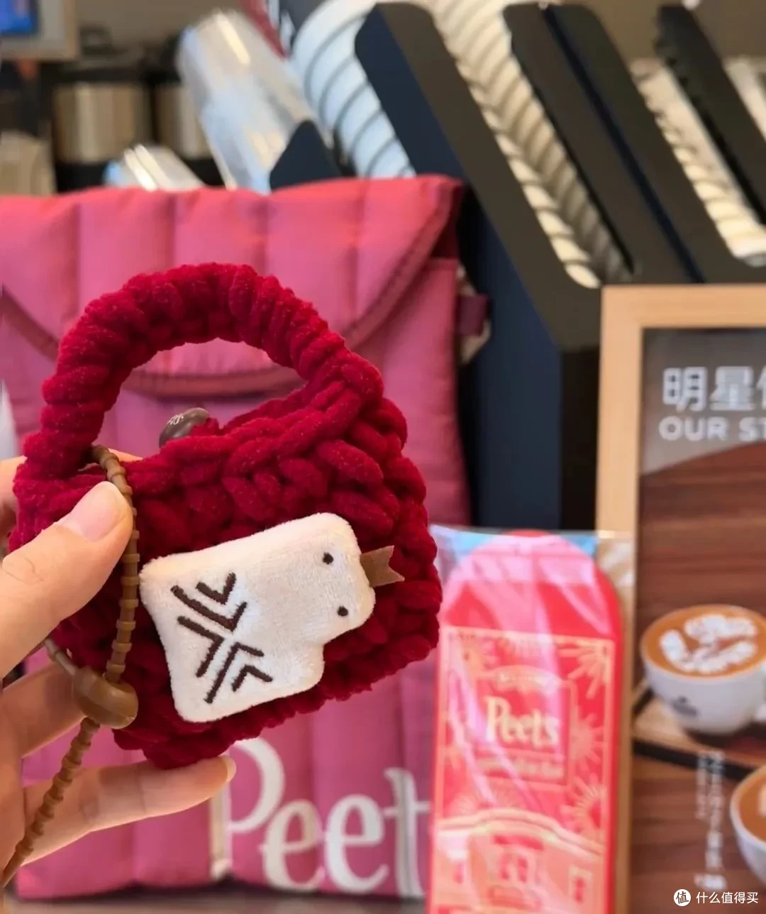 周边比奶茶还好卖!茶咖品牌“超进化”成小卖铺?