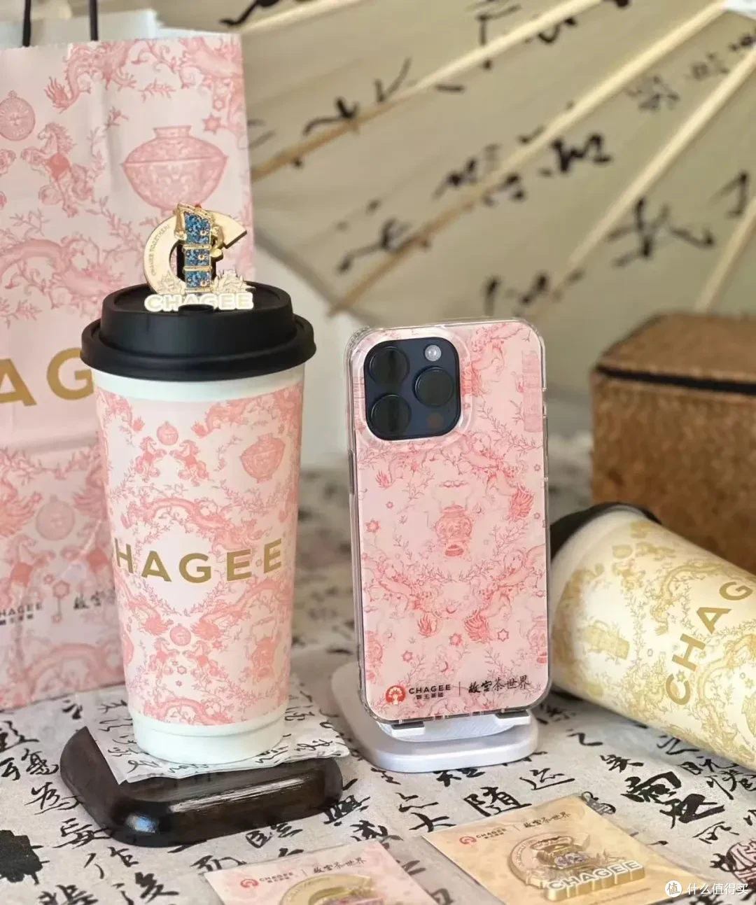 周边比奶茶还好卖!茶咖品牌“超进化”成小卖铺?