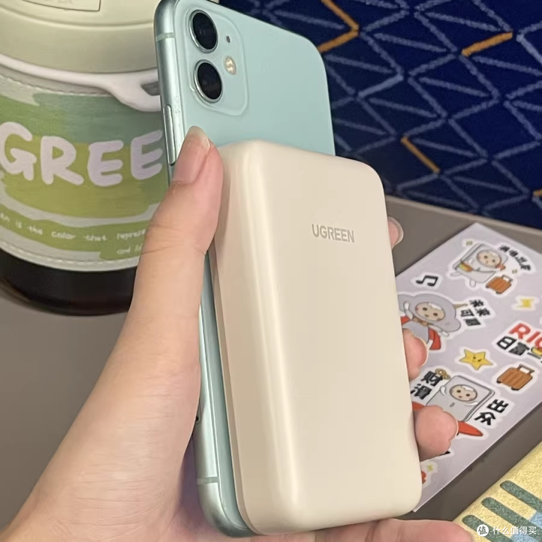 绿联磁吸无线充电宝,让你的iPhone续航无忧!