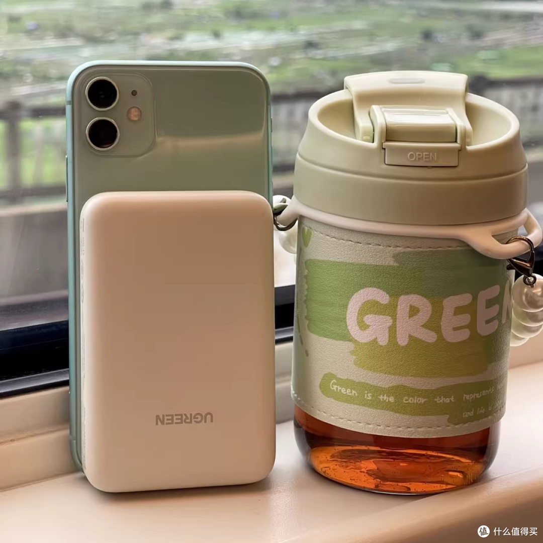 绿联磁吸无线充电宝,让你的iPhone续航无忧!