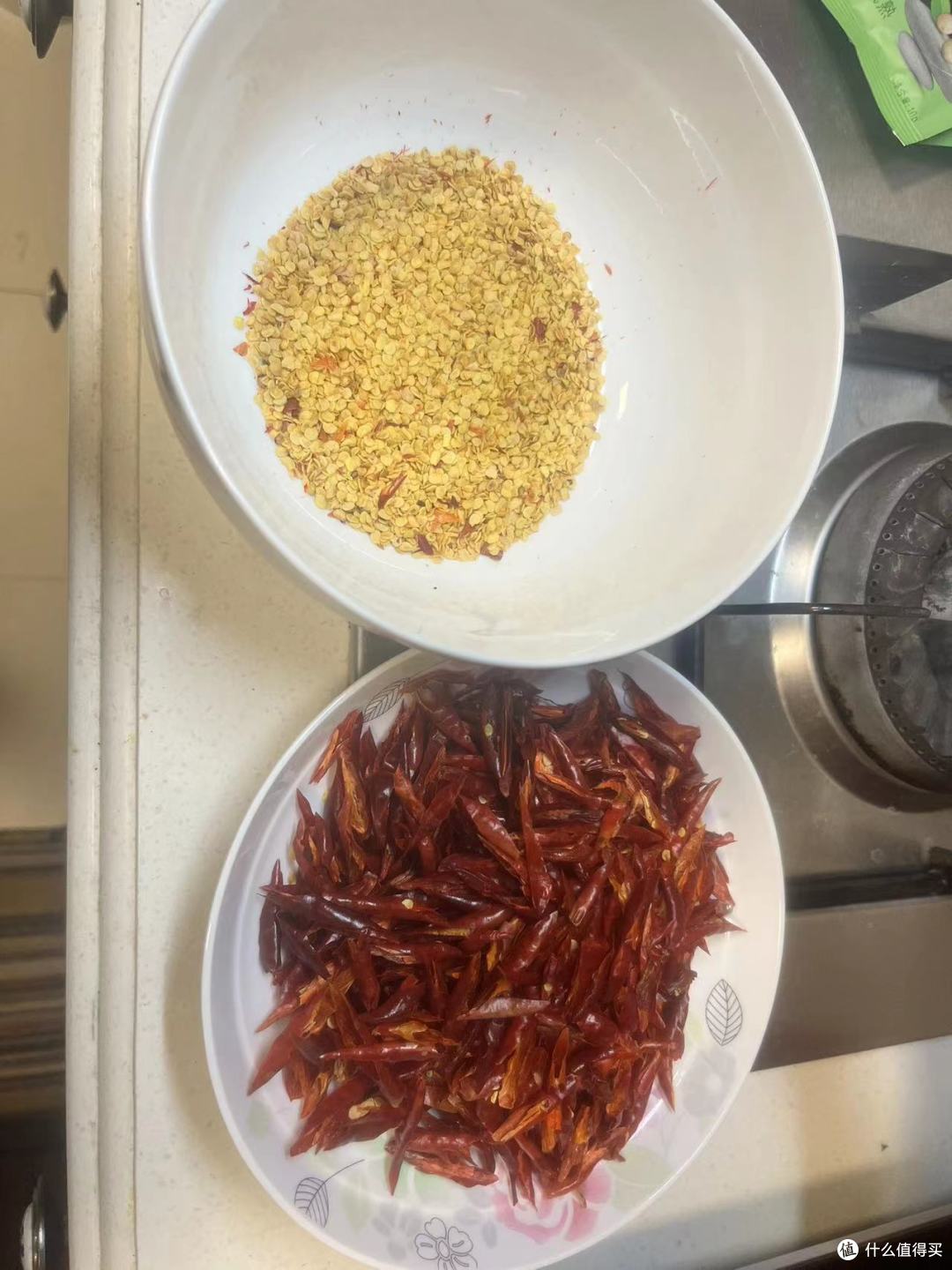 辣椒段和辣椒籽筛出来分开备用，一起炒籽易糊，再准备辣椒面适量