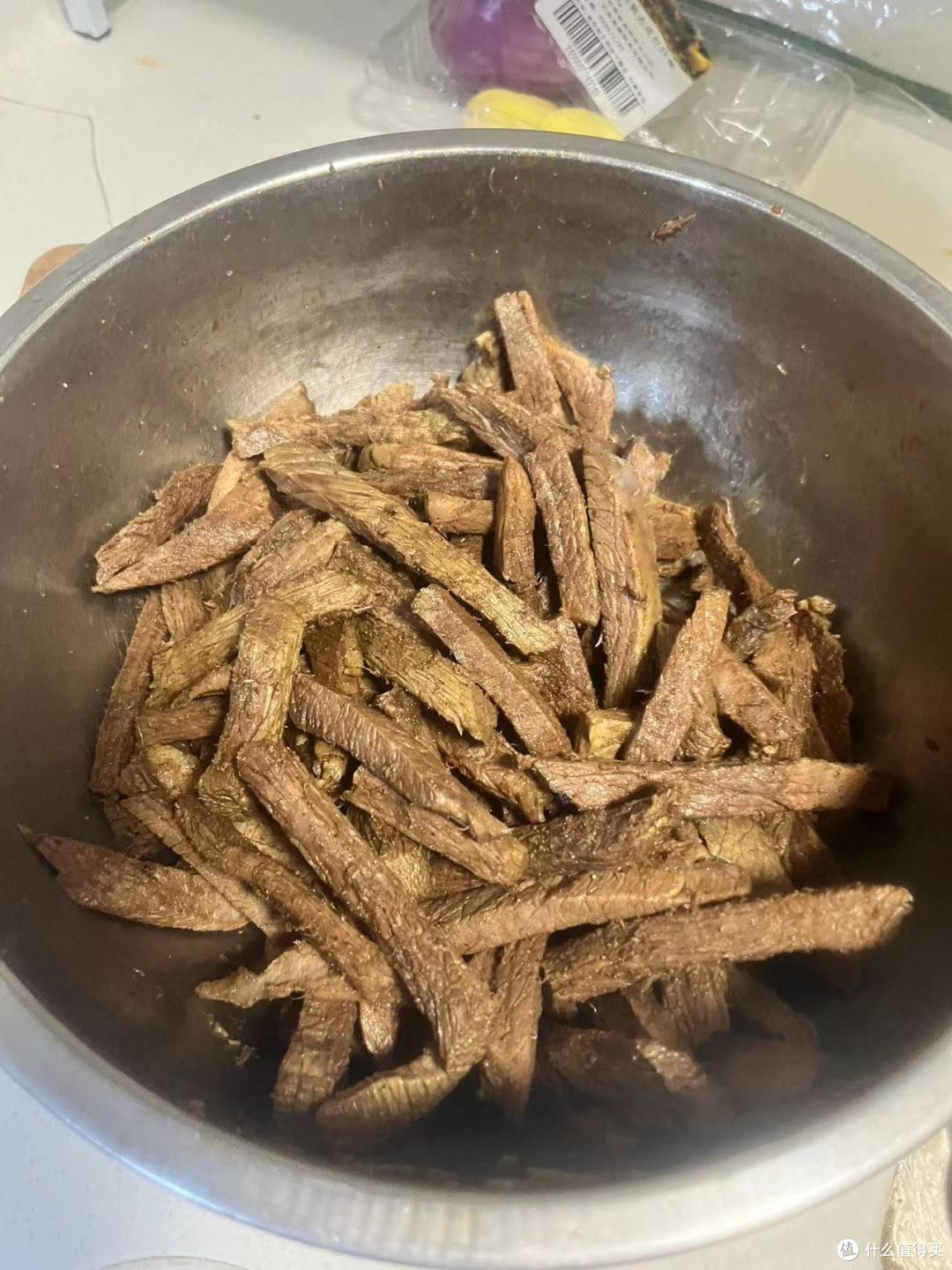 切好加入5克盐，3克白胡椒粉，适量五香粉，在加入生抽抓拌均匀腌制