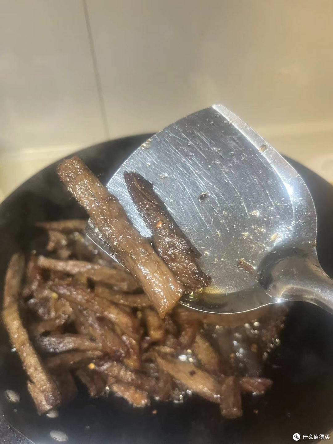 中小火炒制10分钟左右大部分开始变成这样的色，继续煸炒