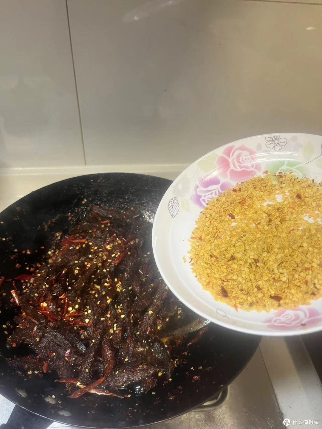 加入先前筛出的辣椒籽，炒了更香，不能吃辣的可以不加了