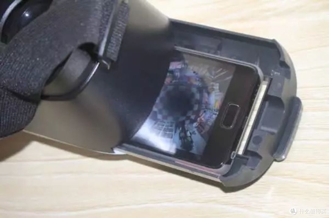 翻出10块钱的VR眼镜,3D效果很逼真,就是片源太少了