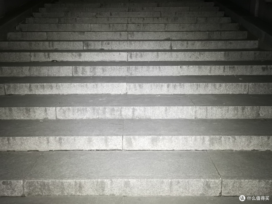 小巧与性能的完美融合,纳丽德TA22战术手电