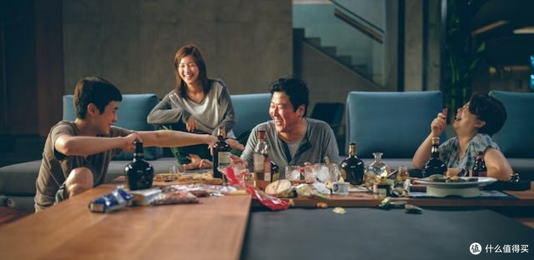 穷人的生存之道?奉俊昊在《寄生虫》天衣无缝的信任伎俩