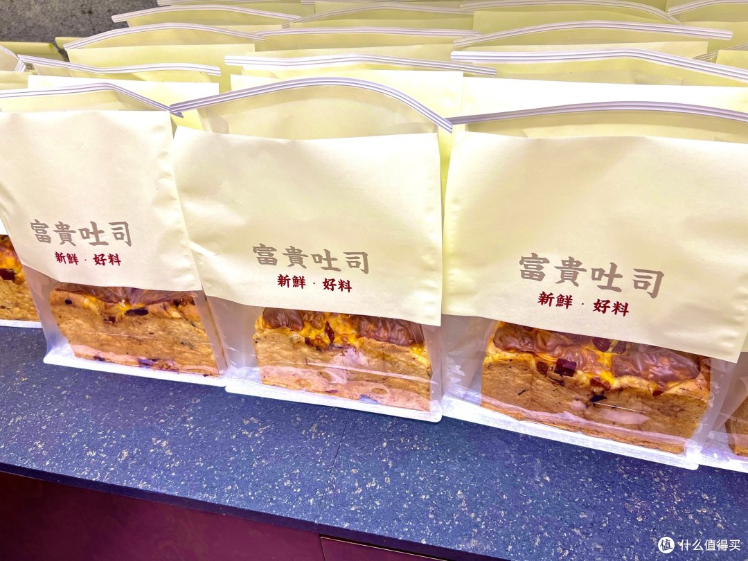 春节出门,看到一家烘焙店,那就必须要去看一下吃一下的呢!