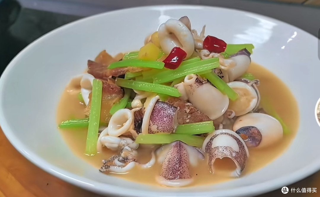 墨鱼炒芹菜:一道色香味俱佳的过年美食